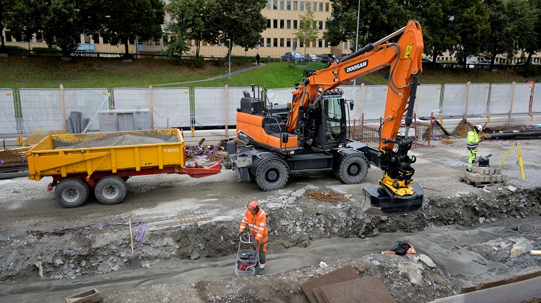 Ett viktigt steg för att stärka den lokala energiproduktionen är att underlätta möjligheten att dela el mellan olika byggnader i mindre lokala nät, skriver debattörerna.