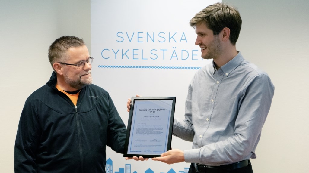 Svenska Cykelstäders verksamhetsledare Samuel Williams delar ut Cykelplaneringspriset till Krister Isaksson. 