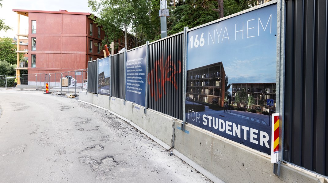 Bristen på studentbostäder förvärrar den sociala snedrekryteringen till högre utbildning, skriver debattörerna.