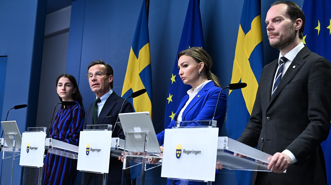 Ministrarna Romina Pourmokhtari (L) och Ebba Busch (KD) samt statminister Ulf Kristersson (M) och SD:s miljöpolitiska talesperson Martin Kinnunen vid pressträffen på måndagmorgonen.