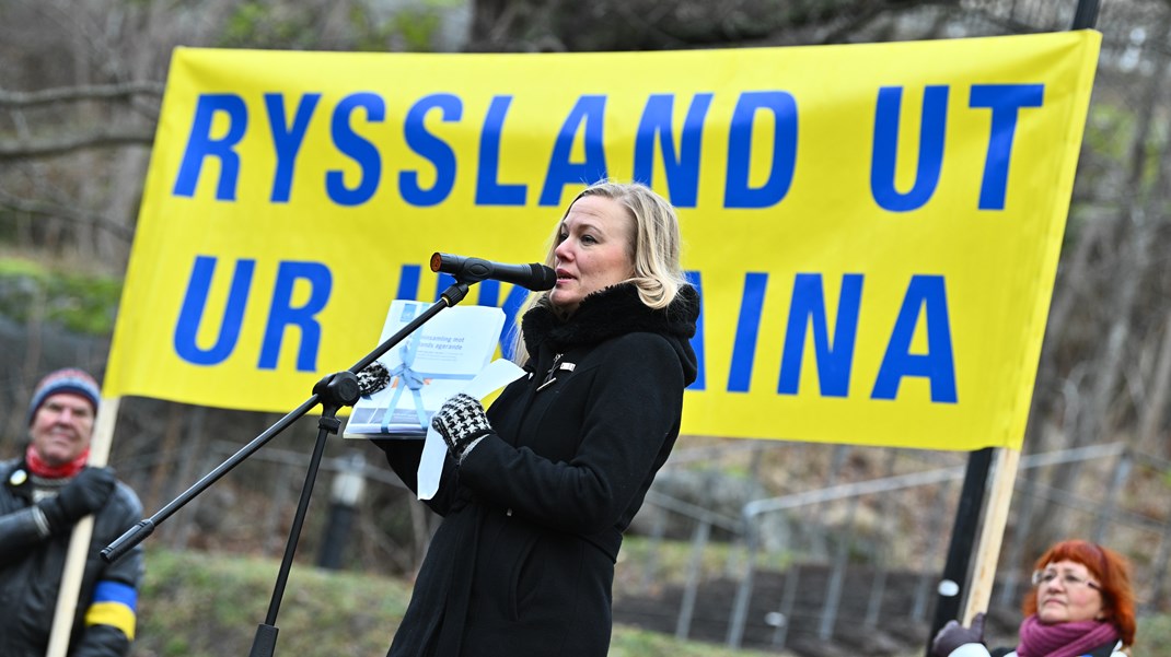 Annelie Börjesson, ordförande i Svenska FN-förbundet, talar vid en demonstration mot Rysslands krig i Ukraina. FN-förbundet fick 4 213 906 kronor för ”Världskoll i skolan”.