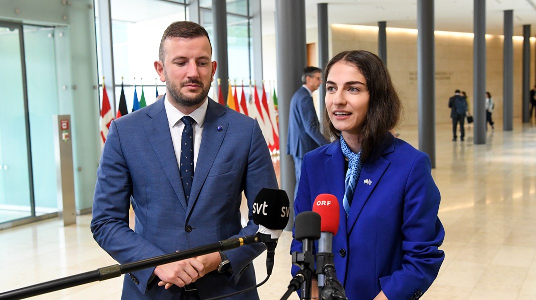       EU:s miljökommissionär Virginijus Sinkevičius tog emot pressen tillsammans med ordförandeskapets Romina Pourmokhtari (L).