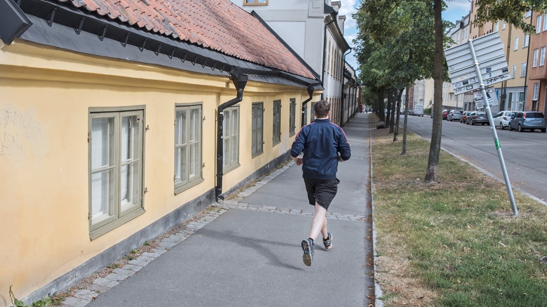 Fossilfri transport av herre på Södermalm.