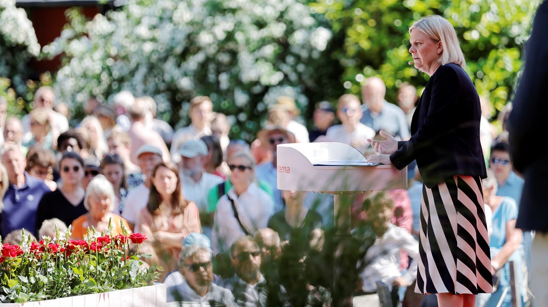 Magdalena Andersson framför mötesdeltagarna i Almedalen i Visby.