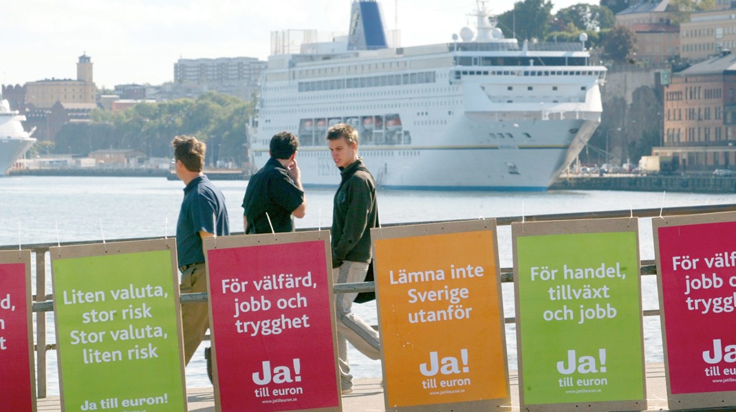 Valaffischer med budskapet JA 2003. Två decennier senare, när semesterkassorna känns skrala, börjar frågan diskuteras igen. Dags att lämna kronan, menar debattören.