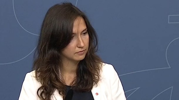 Förra gymnasie- och kunskapsminister Aida Hadzialic på pressträffen i lördags där hon meddelade sin avgång.