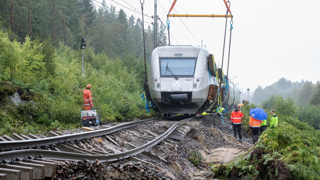 Banvallen söder om Hudiksvall var 
underminerad till följd av kraftigt regn.
