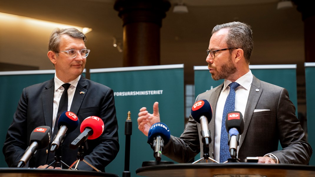 Troels Lund Poulsen (till vänster) och  Jakob Ellemann-Jensen (till höger) under tisdagens presskonferens i det danska försvarsministeriet.