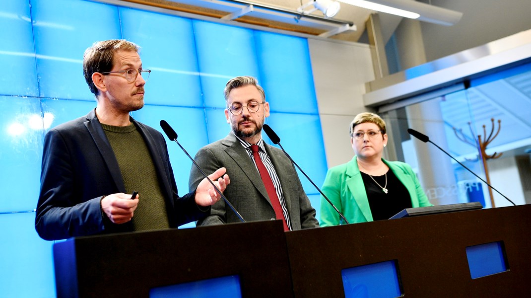 Centerpartiets partiledare Muharrem Demirok presenterar nytt utbildningspolitiskt program inför partistämman i Örebro, tillsammans med partiets utbildningspolitiska talesperson Niels Paarup-Petersen och Madelaine Jakobsson, programansvarig.