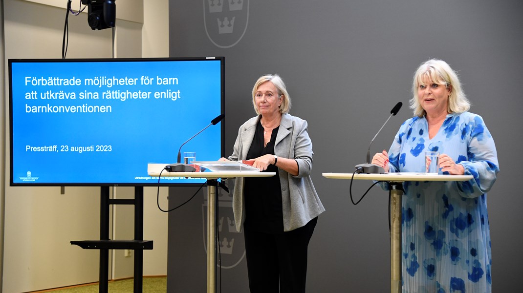 Särskilda utredaren Anita Linder och socialtjänstminister Camilla Waltersson Grönvall vid överlämnandet av slutbetänkandet.