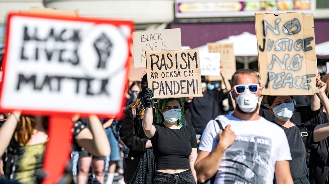 Black lives matter protesterar på Möllevångstorget i Malmö sommaren 2020. Den nationella planen mot rasism kritiseras i en rapport från Statskontoret för att ha en svag strategi.