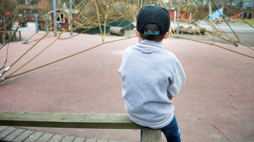 Anmälningsplikten kan leda till att papperslösa i värsta fall undviker att sätta sina barn i skolan, skriver debattörerna.