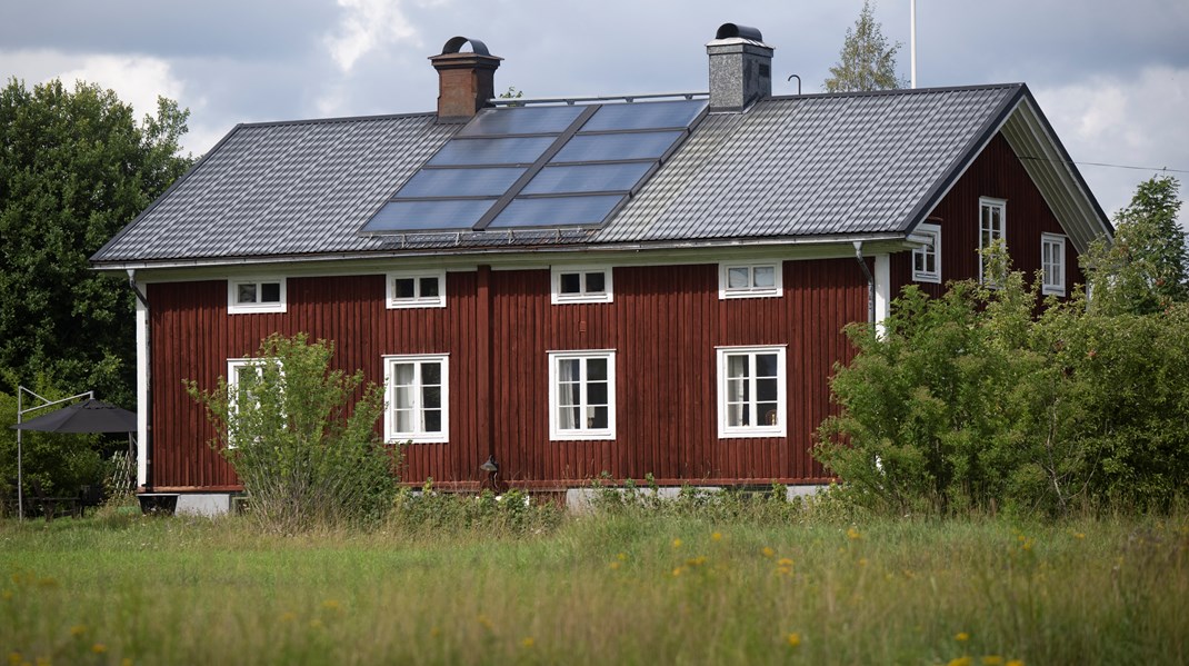 Solceller på fasad kräver normalt sett inte bygglov, låt det gälla även för kulturskyddade småhus, skriver debattörerna.