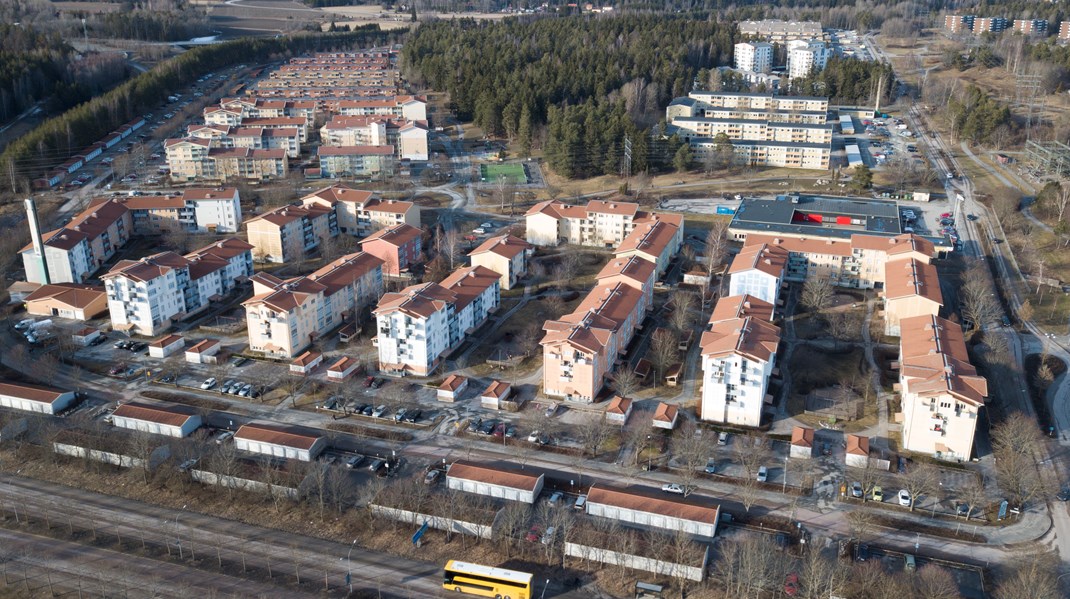 Allmännyttan blir en allt mindre del av bostadsbeståndet, skriver debattörerna.