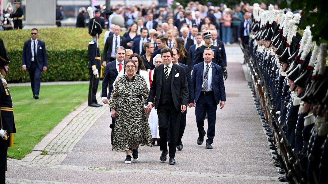 På begäran av talmannen ska förklarade kung Carl XVI Gustaf riksmötet 2023/24 öppnat.