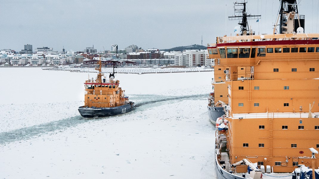 Luleå. Isbrytaren Ale på väg ut för ännu ett arbetspass.