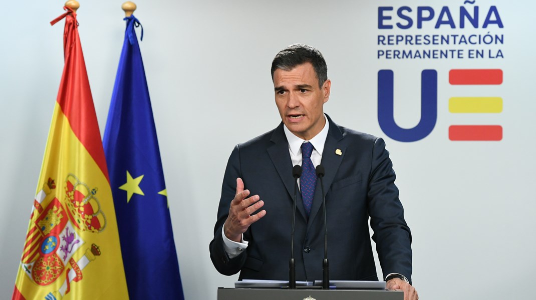 Spaniens premiärminister Pedro Sánchez framtid hänger på en skör tråd och går bland annat via uppgiften att göra katalanska, baskiska och galiciska till officiella EU-språk.