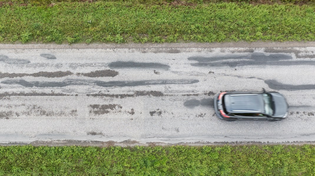 Cirka 22 500 väghållare som har ansvar för omkring 7 400 mil enskild väg får årligen statsbidrag. Men nu ska stödregleringen ses över. 