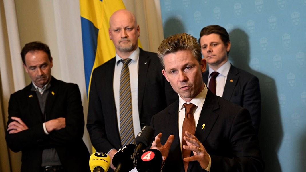 Då riksdagsledamot, nu försvarsminister. Här syns Pål Jonson (M) under en pressträff i mars 2022 efter att förhandlingar i Försvarsberedningen utmynnat i enighet med regeringen och dåvarande försvarsminister Peter Hultqvist (S) om att stärka försvaret med tre miljarder mer. 