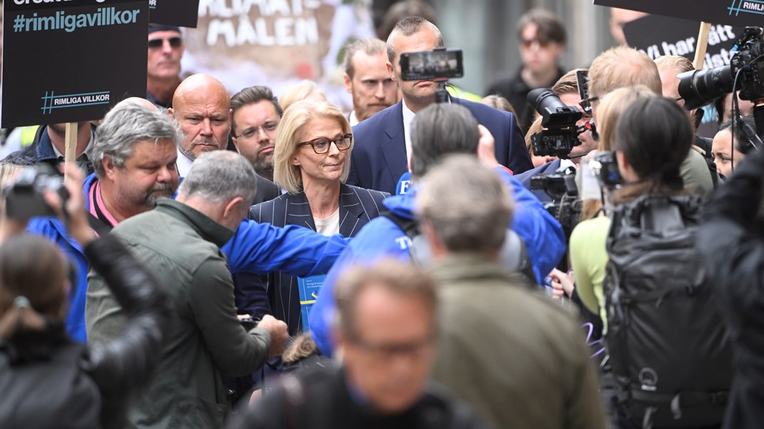 Elisabeth Svantesson (M) och regeringen hoppas på ökad effektivitet när myndigheter slås samman.