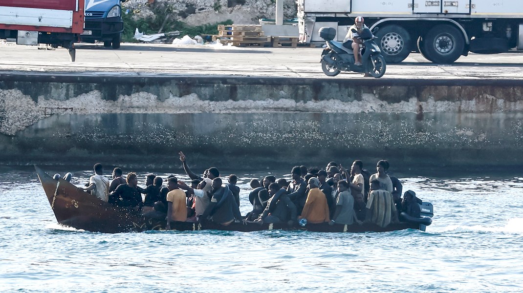 En båt med migranter anländer till Favaloro-kajen i hamnen på den syditalienska ön Lampedusa den 16 september 2023. Inom loppet av några dagar anlände tusentals migranter i mer än 100 båtar till ön. 