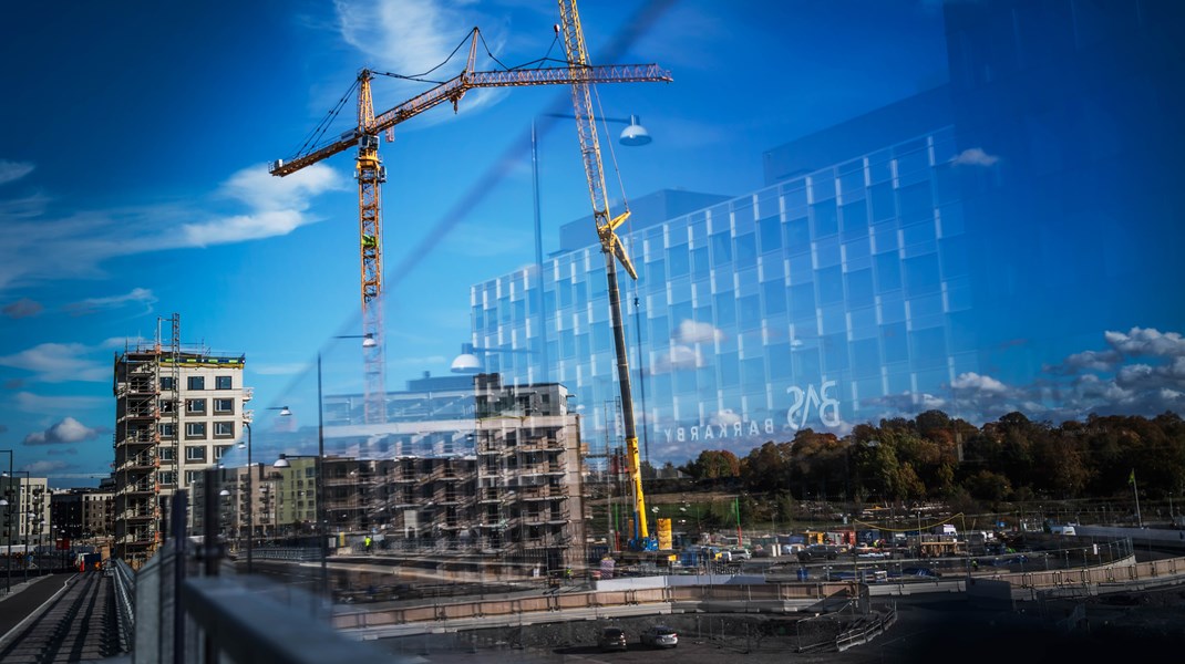 Om någon seriöst tror att ökat ROT-bidrag för lyxrenoveringar kommer att lösa bostadskrisen är de ute och cyklar. Det är ingen annat än dålig politik, skriver debattörerna.