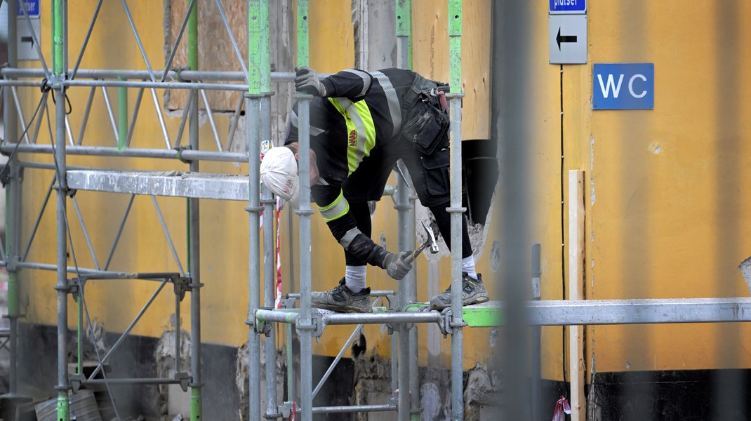 Enligt den nya regelmodellen kommer en stor del av ansvaret att överlämnas till byggbranschen, skriver debattörerna.