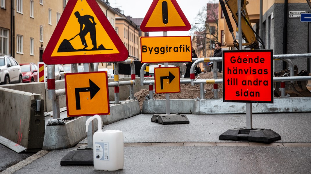 Flera regeringar har lovat rekordsatsningar på infrastruktur, men alltjämt ökar underhållsskulden och framkomligheten försämras, skriver debattören.