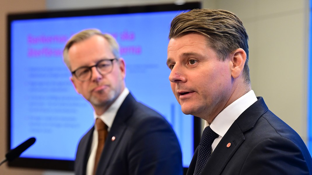 Niklas Karlsson (S) och Mikael Damberg (S) går till storms mot bankernas vinster.