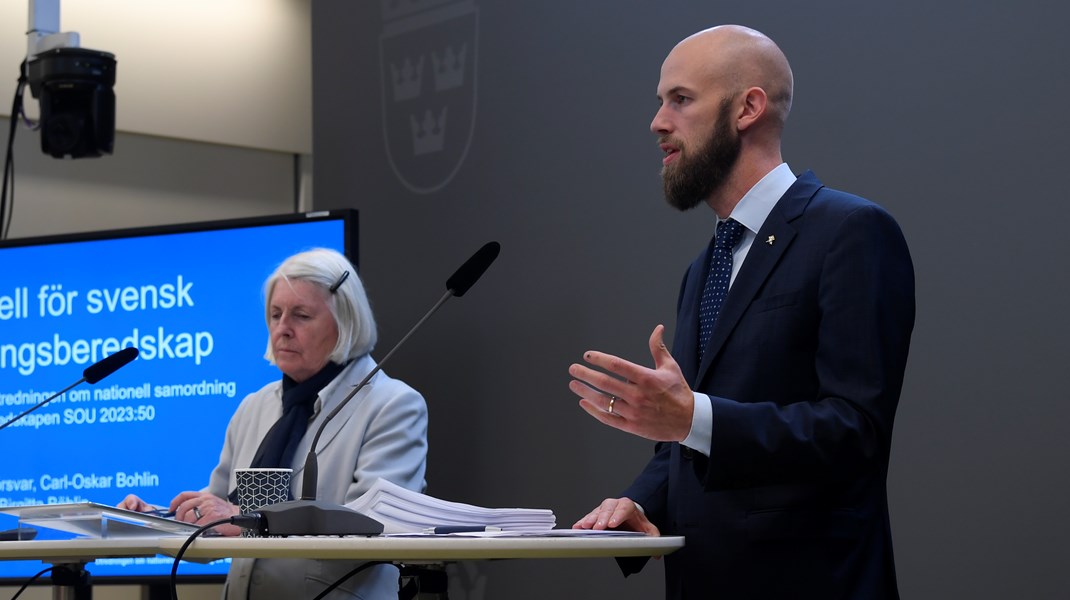 I slutet av augusti lämnade utredaren Birgitta Böhlin över sitt betänkande En svensk modell för svensk försörjningsberedskap till Carl-Oskar Bohlin (M), minister för civilt försvar.