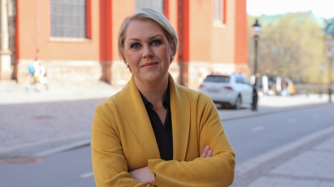 Lena Hallengren (S) anser att staten ska hjälpa regionerna ur den ekonomiska krisen.