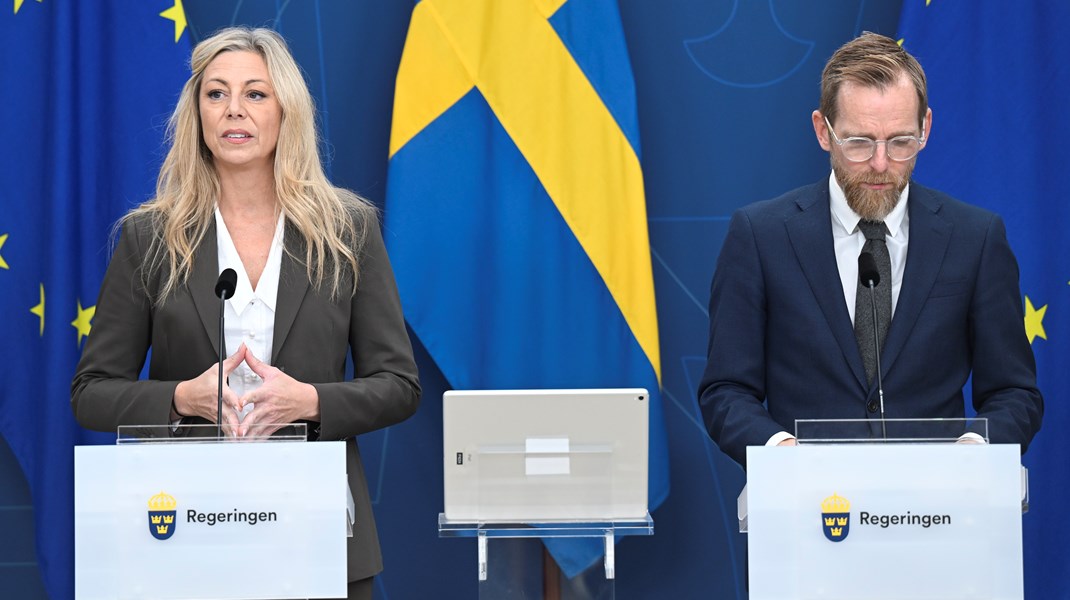 Gruppledare Linda Lindberg (SD) och socialminister Jakob Forssmed (KD) presenterade utredningsdirektiven vid en gemensam pressträff.