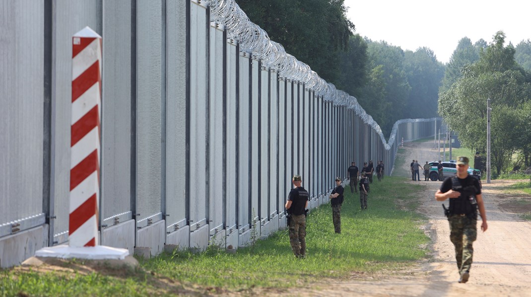 Polsk gränspolis patrullerar längst stängslet på gränsen mellan Polen och Belarus. 