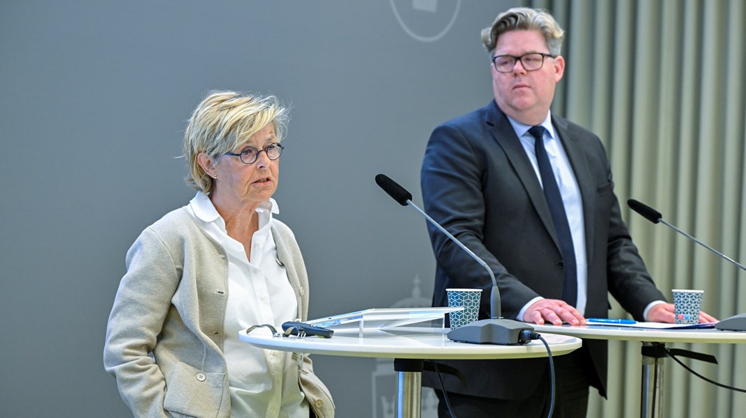 Särskilda utredaren Inger Söderholm lämnade under torsdagen över sitt betänkande med förslag på fler preventiva tvångsmedel för att hindra grov kriminalitet till justitieminister Gunnar Strömmer (M). 