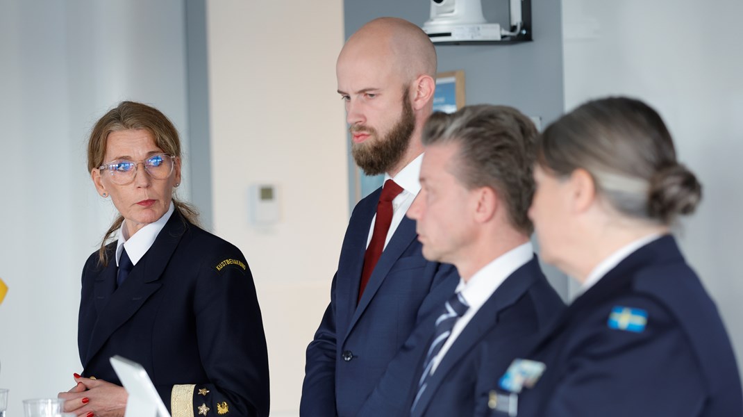 Generaldirektören för Kustbevakningen Lena Lindgren Schelin tillsammans med minister för civilt försvar Carl-Oskar Bohlin (M), försvarsminister Pål Jonson (M) och marinchef Ewa Skoog Haslum.