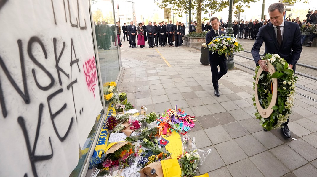 Statsminister Ulf Kristersson och Belgiens premiärminister Alexander De Croo lade vid en minnesceremoni på onsdagen ner kransar på den plats där två svenskar sköts till döds i måndagens terrorattack i Bryssel. 