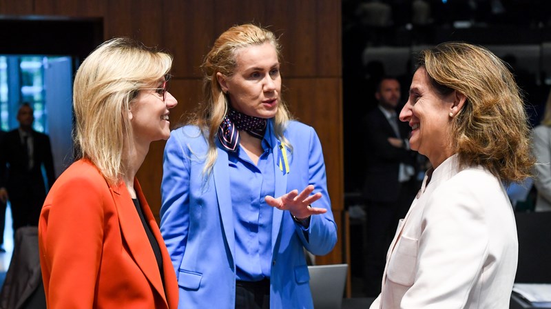 Tre av de centrala spelarna i ministerrådets förhandling. Frankrikes Agnès Pannier-Runacher, EU-kommissionens Kadri Simson och ordförandeskapets Teresa Ribera. 