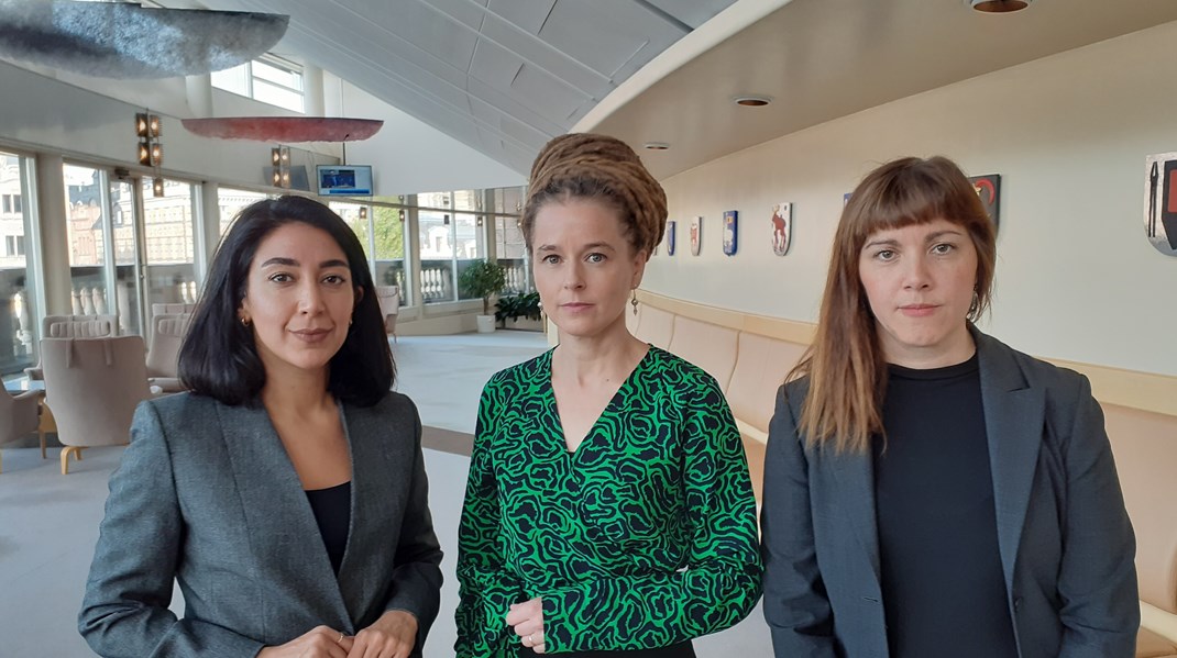 Lawen Redar (S), Amanda Lind (MP) och Vasiliki Tsouplaki (V) fick med sig Centerpartiet vid omröstningen.