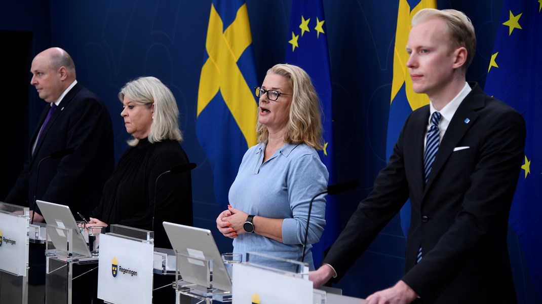 Representanter för Tidöpartierna, Patrick Reslow (SD), socialtjänstminister Camilla Waltersson Grönvall (M), skolminister Lotta Edholm (L) och Mathias Bengtsson (KD), presenterade under måndagen direktiven till en utredning om förbättrad trygghet och studiero i skolan.