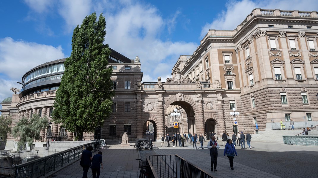 Riksbanken har gjort flera flyttar genom åren. Efter några år i sitt första egna hus, Södra bancohuset, som än idag ligger vid Järntorget i Stockholm, flyttade de 1906 in i det som idag är Riksdagshusets västra del. Men när riksdagshuset i och med enkammarreformen blev för trångt för Riksdagen fick Riksbanken flytta igen. Den 8 april 1976 flyttade Riksbanken till den nuvarande byggnaden vid Brunkebergstorg. 