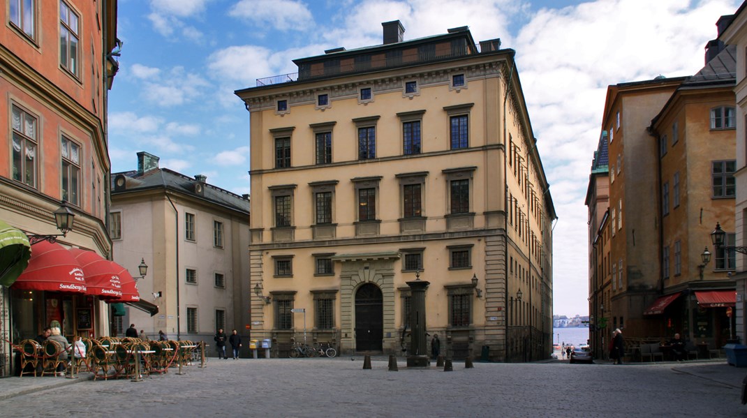 Riksbanken har gjort flera flyttar genom åren. Det första egna huset fick Riksbanken 1680. Huset finns kvar än idag och ligger vid Järntorget i Stockholm. Efter några år här flyttade de 1906 in i det som idag är Riksdagshusets västra del. Men när riksdagshuset i och med enkammarreformen blev för trångt för Riksdagen fick Riksbanken flytta igen. Den 8 april 1976 flyttade Riksbanken till den nuvarande byggnaden vid Brunkebergstorg. 