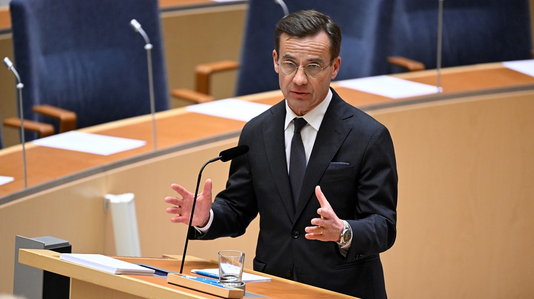 Mitt i backen släpper Ulf Kristersson (M) både gasen och ratten, skriver debattörerna.