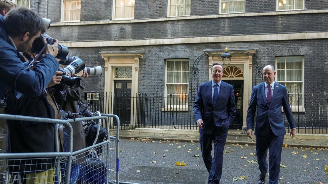 David Cameron lämnar 10 Downing Street efter sitt möte med Rishi Sunak på måndagen.