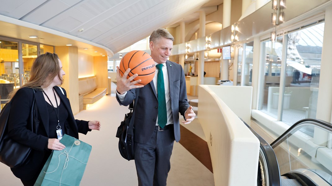 Under onsdagen tackades Per Bolund av i riksdagen, bland annat med en basketboll i present från Johan Pehrson (L). Till helgen lämnar han uppdraget som språkrör och vid årsskiftet sin riksdagsplats. När han blickar tillbaka på tiden som minister är frågan om utökat amorteringskrav en av de han är stolt över att ha genomfört. 