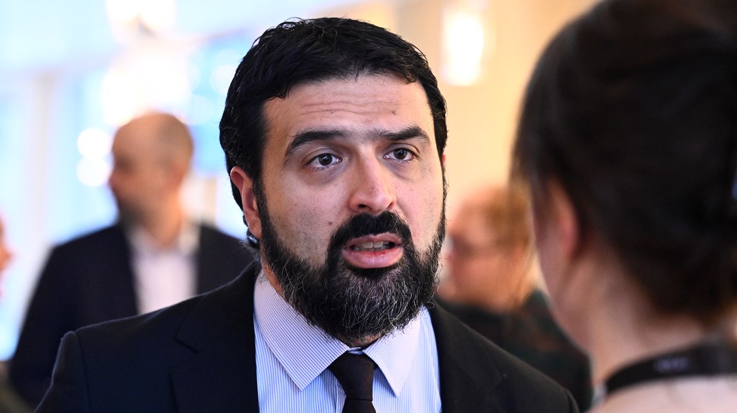 Ali Esbati (V) lämnar riksdagen vid årsskiftet.