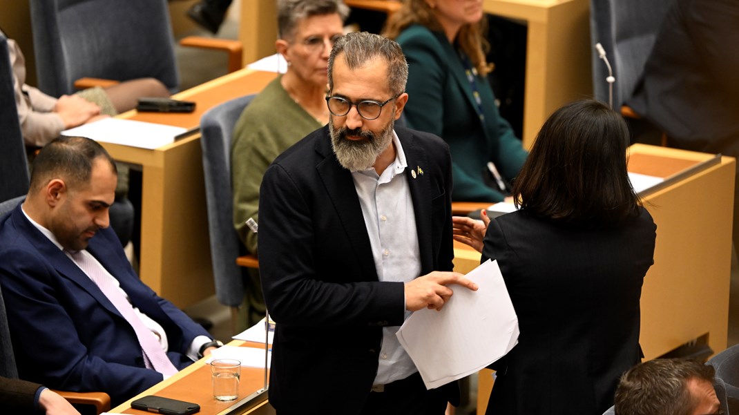 Alireza Akhondi (C) förbereder sig inför en interpellationsdebatt.