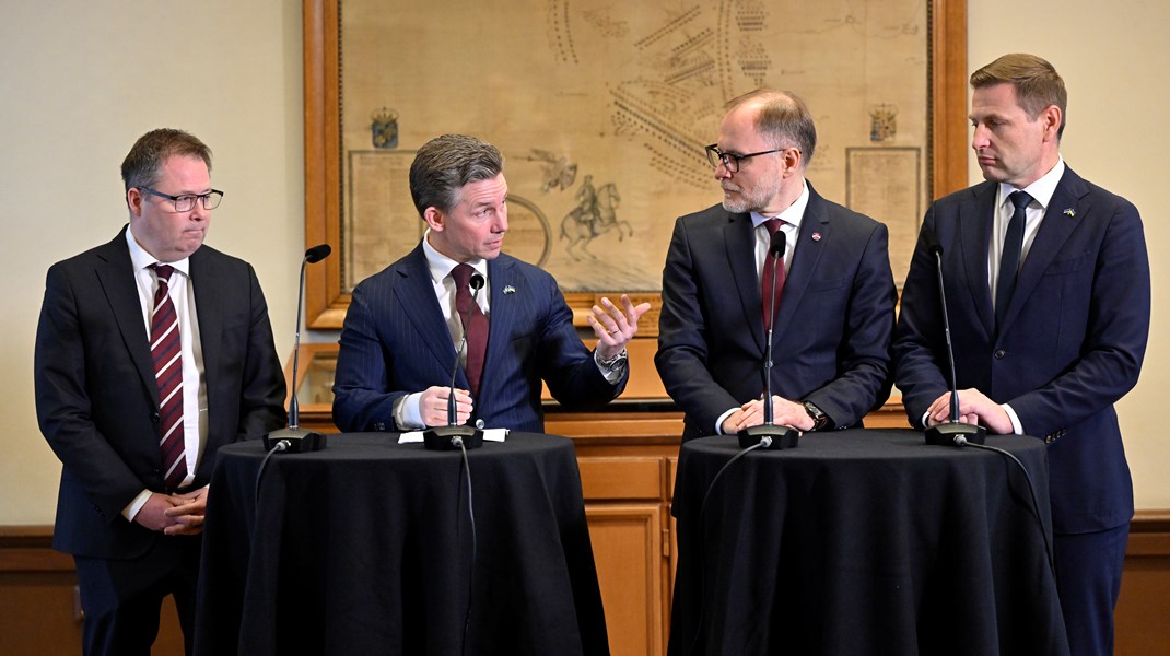 Försvarsministrarna
från Norden och Baltikum träffades för ett tvådagarsmöte i Stockholm. Från
vänster: Bjørn Arild Gram (Norge), Pål Jonson (Sverige), Andris Sprūds
(Lettland) och Hanno Pevkur (Estland).