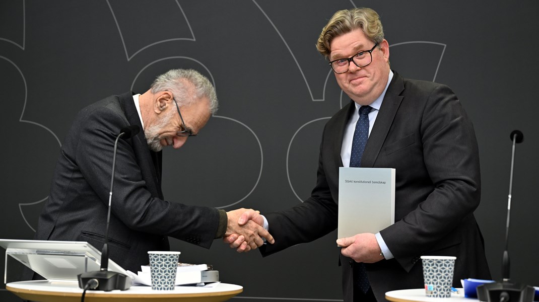 Kommitténs ordförande Johan Hirschfeldt lämnar över betänkandet till justitieminister Gunnar Strömmer (M).