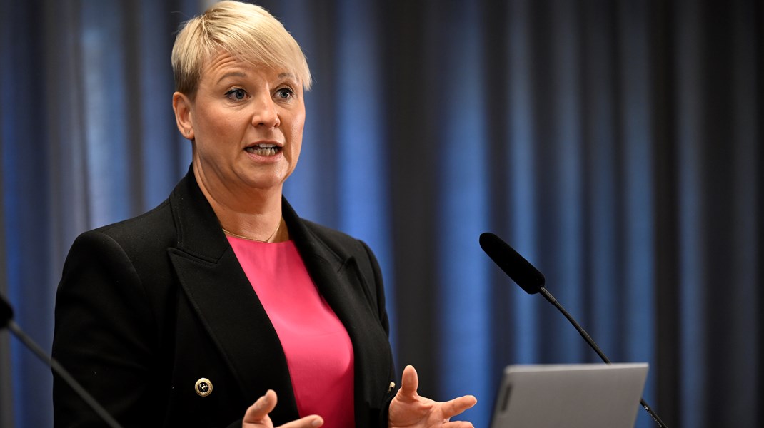 Äldreminister Anna Tenje (M) sätter det kommunala självstyret före obligatorisk lag om valfrihet.