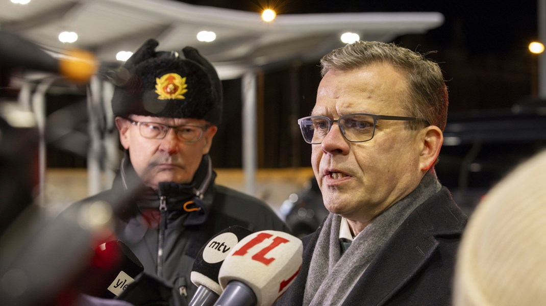 Finlands statsminister Petteri Orpo vid Kuhmo gränsstation tidigare i november. Med på bilden är även chefen för Gränsbevakningsväsendet, generallöjtnant Pasi Kostamovaara